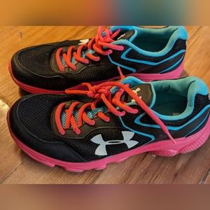 UNDER ARMOUR UA GGS ESCAPE RUN GIRLS SHOES, SIZE 5Y BLACK/BLUE
